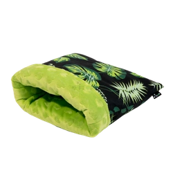 Norka śpiworek dla niewielkich króliczków w liście na czarnym tle