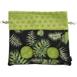 Duży paśnik na dużo sianka w liście na czarnym tle dla królika