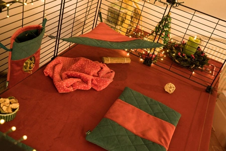 Świąteczny hamak narożny dla królików 2025