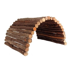 Elastyczny domek/mostek z gałęzi dla królika