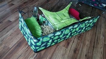 Pokrowiec / osłona na kraty klatki 120 w liście na czarnym tle